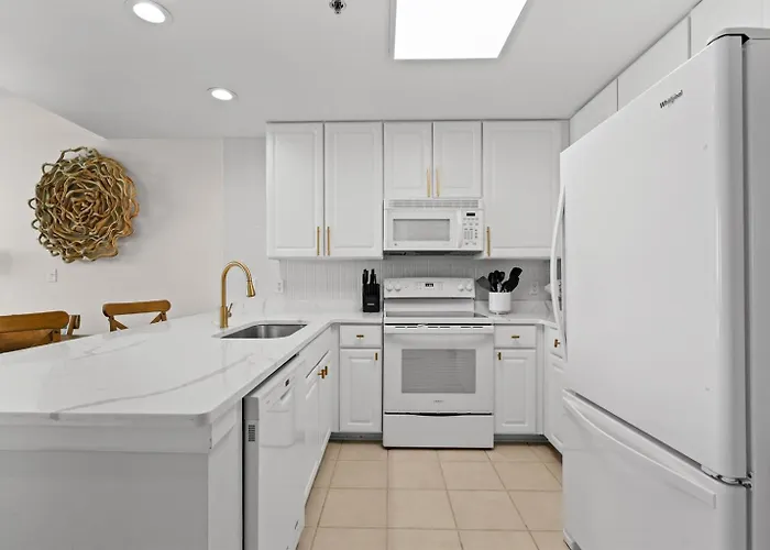 Apartment 2 Bedroom Lighthouse W Bunk , 3 Pools! Direct Beachfront Free Daily Activities Gulf Shores